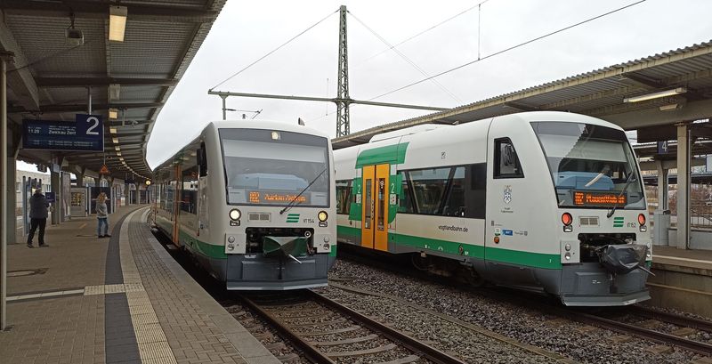 Horní vlakové nádraží leží na hlavní trati z Drážïan pøes Chemnitz a Cvikov do Hofu s provozem elektrických jednotek. Jezdí tu ale také typické motoráky RS1 od Stadleru, se kterými se dostanete až tøeba do èeského Chebu. Jejich provozovatelem je Vogtlandbahn.