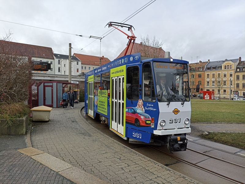 Jižní koneèná obousmìrné linky 5 „Südvorstadt“. Všechny zdejší tramvaje mají reklamní nátìr / polep.