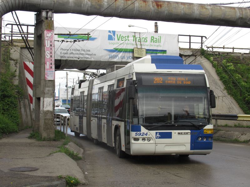 Výjezd trolejbusu z obratištì u vozovny Pod Inalt do nástupní zastávky. Linka 202 jezdí ve všední dny cca každých 10-12 minut.