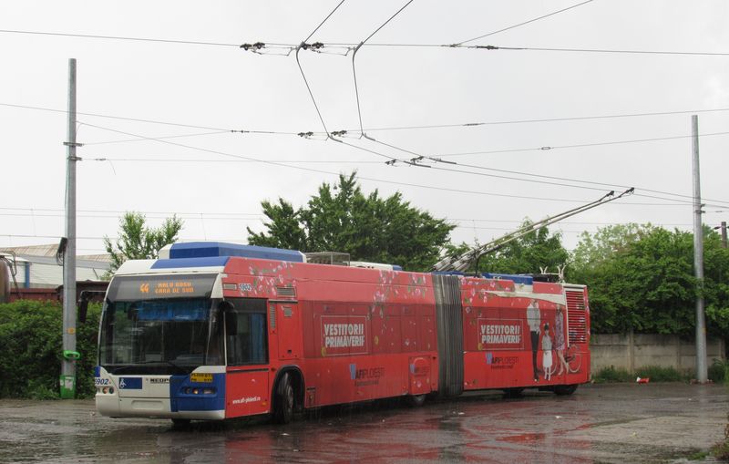 Severní koneèná trolejbusové linky 44 u tramvajové zastávky Malul Rosu. Linka 44 jezdí ve všední dny v intervalu cca 8-10 minut, o víkendu cca po 15 minutách.