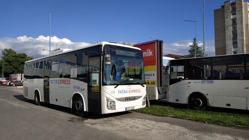 Pod znaèkou Tatra express provozuje SAD Poprad regionální linky do Vysokých Tater. V rámci pilotního projektu vznikajícího IDS Východ jsou od prosince 2021 jízdní øády zarovnány do taktové podoby. V letech 2019-20 poøídil celkem 45 autobusù Iveco Crossway. 30 z nich je ve vysokopodlažní zkrácené verzi 10,8 metru.