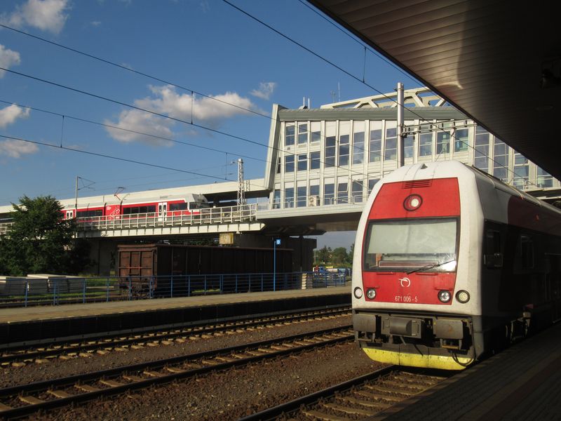 Poprad je vstupní branou do Vysokých Tater. Na vlaky na hlavní trati ze Žiliny do Košic zde navazují úzkorozchodné vlaky Tatranských elektrických železnic. Na osobních vlacích na hlavní trati jezdí také tyto moderní dvoupodlažní jednotky 671 z plzeòské škodovky.