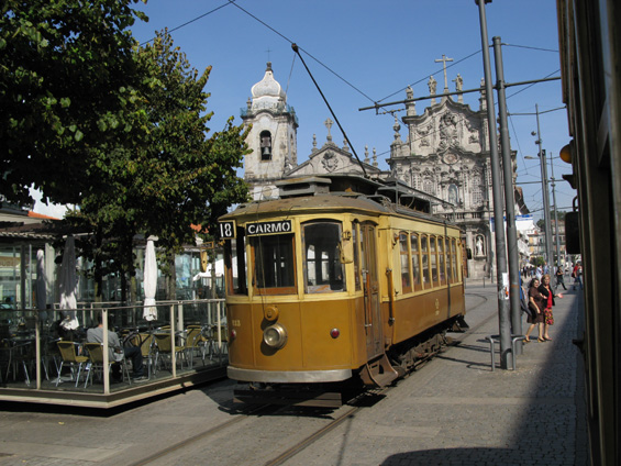 I v Portu mají tramvaje svoji dávnou historii - zachovány jsou dokonce 3 linky, které vozí turisty za komerèní tarif (na každé lince je nutné platit zvláš�). Zde, na námìstí Carmo, jsou proti sobì ukonèeny linky 18 a 22.