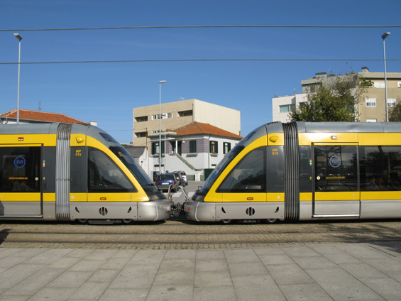 Na vìtšinì linek jezdí Eurotramvaje spøažené do dvojic. Nástupištì portského metra jsou dlouhá 70 metrù. I když mají tramvaje poptávkové otvírání dveøí, v praxi se pøíliš nepoužívá. Nejsou zde turnikety, ale pøi každém nástupu je nutné validovat jízdenku.