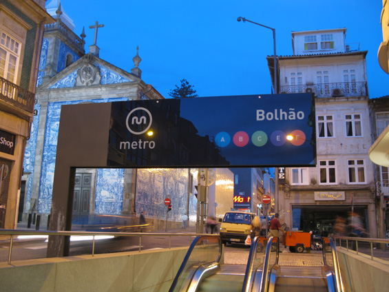 Vstup do podzemní stanice metra Bolhao na spoleèném úseku 5 linek. V pozadí typický portugalský kostel vykládaný modrobílými kachlièkami "Azulejos".