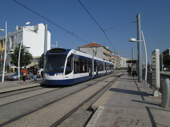 Na opaèném bøehu øeky Tejo, než leží hlavní portugalské mìsto Lisabon, se rozkládá samostatné mìsto Almada, které má novì od roku 2007 také vlastní tramvajový provoz. Zde se tìmto tramvajím Combino od Siemensu øíká metro.