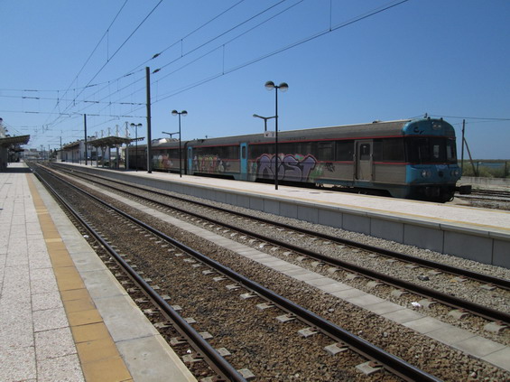 Faro - nejjižnìjší železnièní stanice v Portugalsku a zároveò turisticky hojnì navštìvované místo. Dojet sem mùžete Pendolinem z Lisabonu nebo regionálním motorákem vedoucím od španìlských hranic (Villa Real de Santo Antonio). Naprostou vìtšinu vlakù v Portugalsku provozuje spoleènost CP.