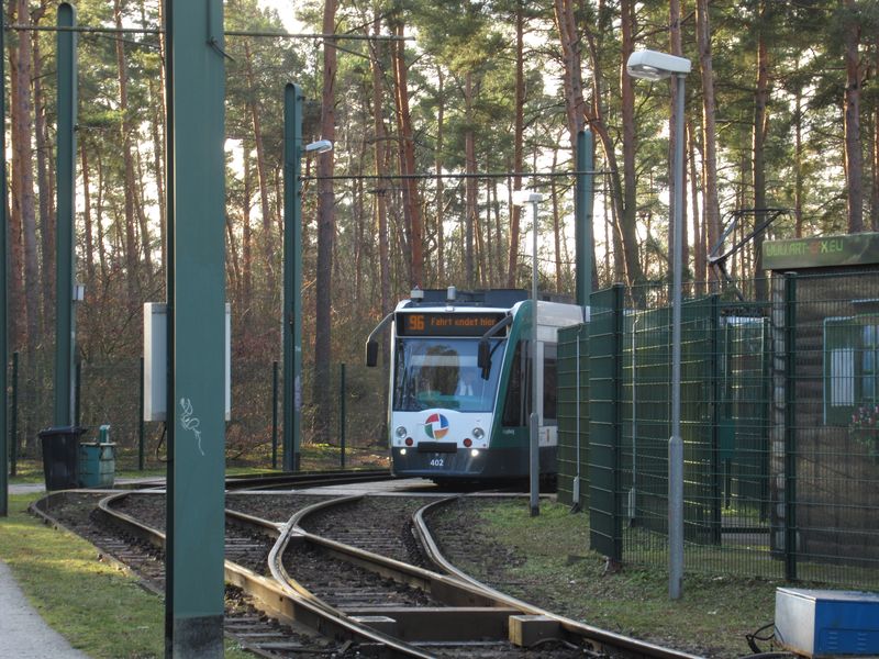 Jedna z prvních 4 tramvají Combino (nepoèítáme-li již neprovozní prototyp) z roku 1998 na jihovýchodní koneèné Marie-Juchacz-Strasse páteøní linky 96.