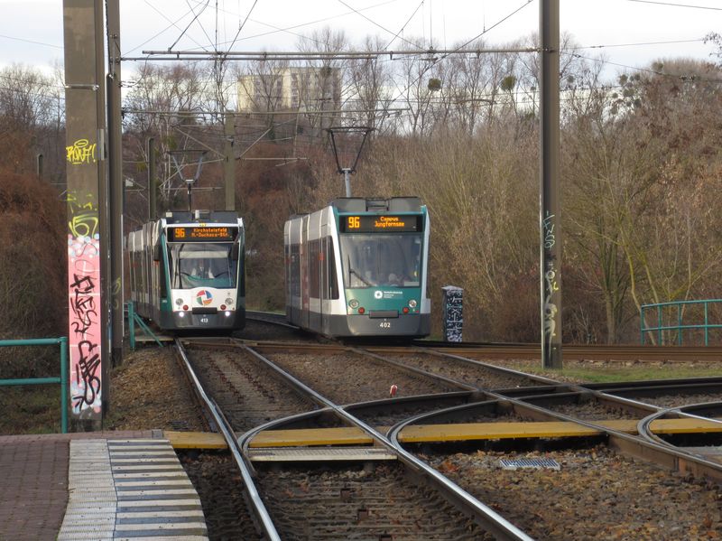 Setkání tramvají Combino na páteøní lince 96, která jako jediná se všech postupimských linek jezdí celodennì každých 10 minut. Zde se u zastávky Abzweig Betriebshof ViP odpojuje krátká tra� do místní vozovny.