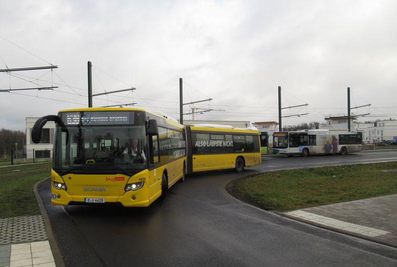 Nová koneèná linky 96 Campus Jungfernsee na severním okraji mìsta je také koneènou pro 4 autobusové linky. Berlínská linka 638 vede až na západní okraj Berlína ke koneèné linky metra U7 Spandau.