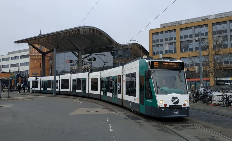 8 ze 17 tramvají Combino od Siemensu bylo v letech 2017-8 prodlouženo o dva nové èlánky, které jsou na první pohled o nìco vyšší než ty pùvodní. Tyto tramvaje tak jsou o deset metrù delší než døíve a jsou nasazovány hlavnì na páteøní lince 96.