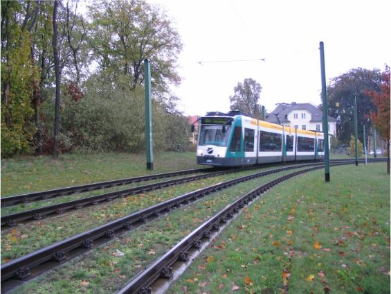 nová tramvaj sviští po moderní zatravnìné trati - to je souèasná Postupim