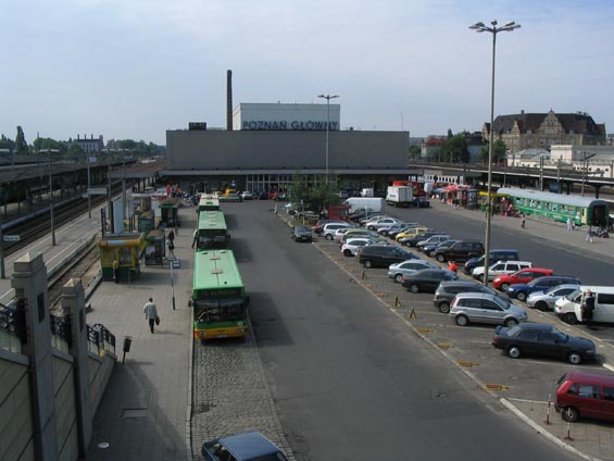 Pøednádražní prostor hlavního nádraží sevøený z obou stran kolejištìm.