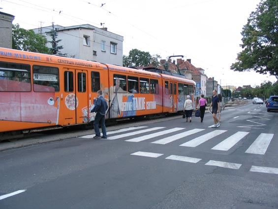 Docela nebezpeèná tramvajová zastávka na frekventované komunikaci. Polským øidièùm se kvùli pøecházejícím cestujícím moc zastavovat nechce.