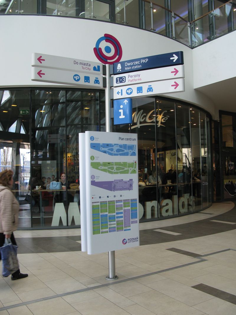 Nový mìstský orientaèní systém v budovì hlavního nádraží.