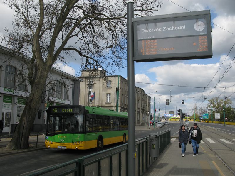 Samozøejmostí na hlavních tramvajových zastávkách jsou i on-line informaèní panely. Druhou samozøejmostí na místních autobusových linkách jsou polské nízkopodlažní autobusy Solaris.