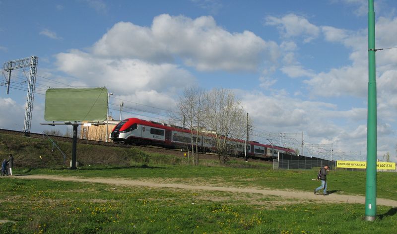 Moderní pøímìstská elektrická jednotka Pesa na regionální lince dopravce Koleje Wielkopolske.