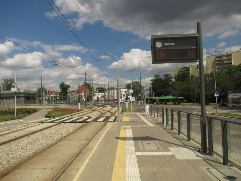 Spolu s novostavbou trati do nové koneèné BlaŸeja byla vzornì zrekonstruována i pùvodní smyèka Wilczak. Nový úsek se sedmi zastávkami byl zprovozòován postupnì v letech 2021-2. Standardnì zde jezdí linky 3 a 10, místo trojky sem ale kvùli rekonstrukci tratí v centru i rychlodrážní trati na sever jezdila bìhem návštìvy mìsta náhradní linka 96.