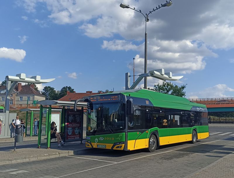 V autobusovém terminálu Gorczyn na jihozápadním okraji mìsta u stejnojmenné tramvajové koneèné i vlakového nádraží najdete další dobíjecí místo pro elektrobusy, kterých tu jezdí už 58, z toho 37 ve standardní verzi. Pro rok 2023 je plánován nákup 25 autobusù na vodíkový pohon, opìt od osvìdèeného výrobce Solaris.