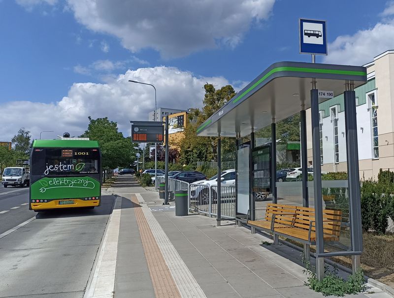 V okolí nejnovìjší tramvajové trati do sídlištì Naramowice na severu Poznanì jsou zrekonstruovány i okolní ulice a autobusové zastávky. Z jedné z nich s novým poznaòským pøístøeškem odjíždìl i nový elektrobus Solaris. Celkem v této èásti Poznanì vzniklo 7 nových tramvajových zastávek.