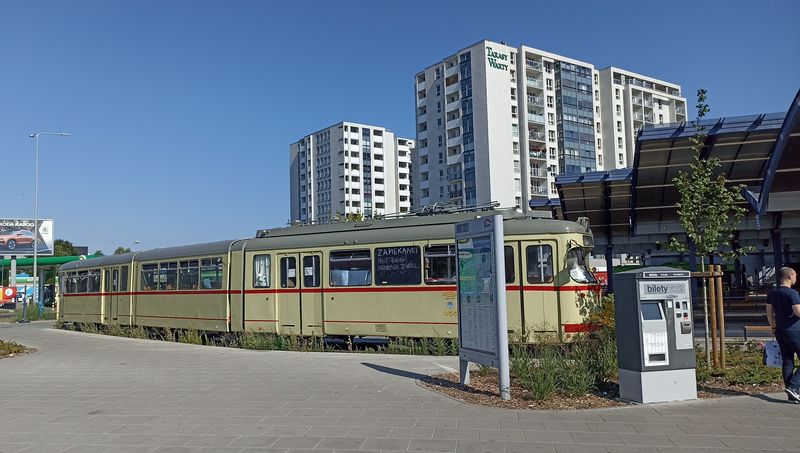 Na autobusovém nádraží Rondo Rataje najdete tento pomník na jednu etapu pùvodnì düsseldorfských tramvají Düwag, které pøeklenovaly nedostateènou obnovu tramvajového parku v 90. letech. Tato tramvaj z roku 1959 jezdila v Poznani v letech 1997-2013 a dnes je z ní kavárna. Místní tramvajová køižovatka uprostøed velkého kruhového objezdu prošla nedávno kompletní rekonstrukcí.