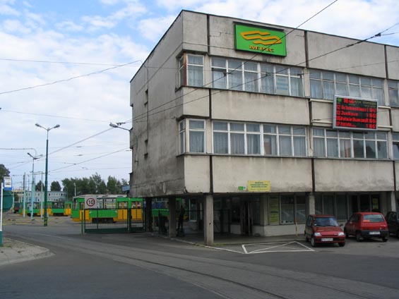 Koneèná u tramvajové vozovny na jihovýchodì Poznanì. Digitální panely informují o odjezdu linek.