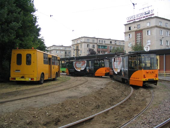 Další pracovní vùz jako skladištì krumpáèù a lopat pøi menší opravì tramvajové smyèky za provozu.