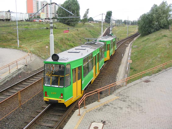 Modernizovaná tramvaj Konstal K105N se prohání po rychlodráze do severního sídlištì.