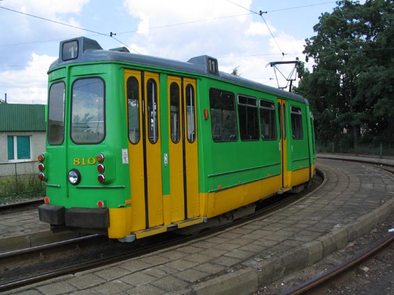 V Poznani potkáte i tuto prapodivnou tramvaj zøejmì z jedné ze zemí Beneluxu.