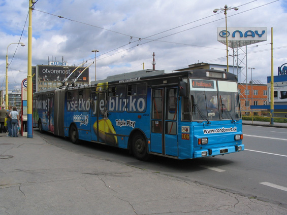 Reklamní nátìr se nevyhnul ani tomuto trolejbusu u želenièní stanice.