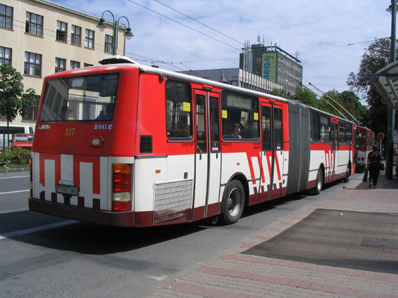Kloubové autobusy zajiš�ují obsluhu nìkolika posledních oblastí, kde ještì trolejbusy nejezdí.