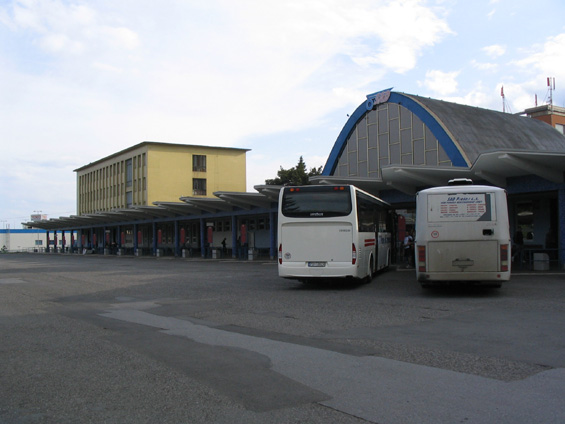 Zubatá nástupní hrana autobusového nádraží i s novým Crosswayem SAD Prešov.