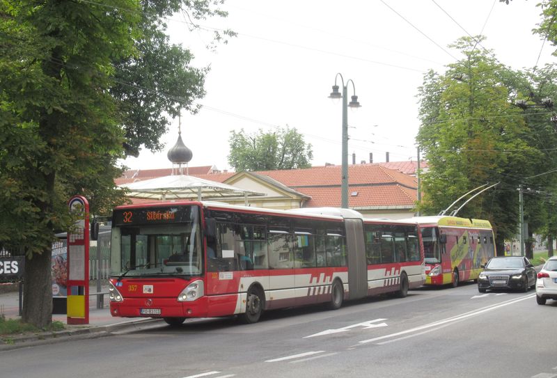 Další z páteøních autobusových linek je 32, mající také posilu ve verzi 32A. Tyto linky jezdí ve špièkách každých 15 minut a zajiš�ují rychlé spojení nejvìtšího sídlištì Sekèov a centra mìsta. Oproti trolejbusovým linkám totiž nejezdí pøes nádraží, ale jedou rovnou do centra. V Prešovì jezdí také 4 kloubové Citelisy z let 2005-8.