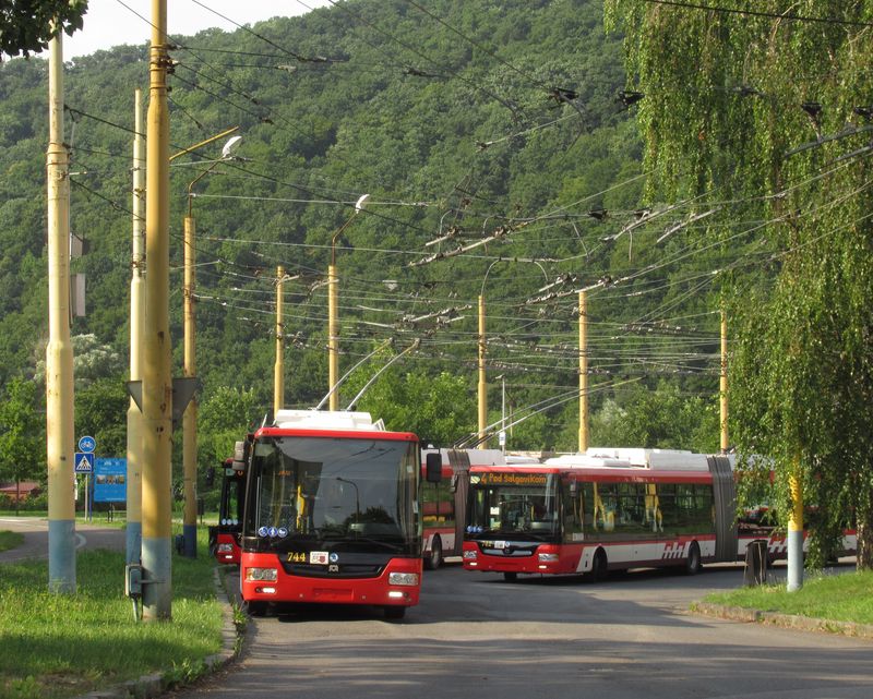 Nejvìtší trolejbusová koneèná Sídlisko III. na druhém nejvìtším stejnojmenném sídlišti severozápadnì od centra Prešova. Zaèínají zde linky 2, 4, 8 a 38 a také páteøní autobusová linka 39. Nejvíce trolejbusù tu jezdí s karoserií SOR NB. 25 v kloubové a 9 ve standardní verzi.