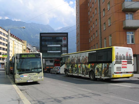 Pøed hlavním nádražím v Innsbrucku jsou shromáždìny pøímìstské autobusy Postbusu.