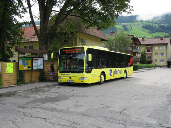 Místní autobus navazuje na vlaky a odváží turisty k lanovce na horu Hochwurzen v pohoøí Nízké Taury nedaleko Salzburku.
