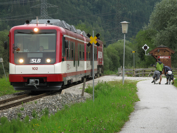 Úzkorozchodná železnice Pinzgauer Lokalbahn vede z mìsta Zell am See údolím øeky Salzach až skoro k jejím pramenùm do mìsteèka Krimml, kde jsou známé a hojnì navštìvované vodopády.
