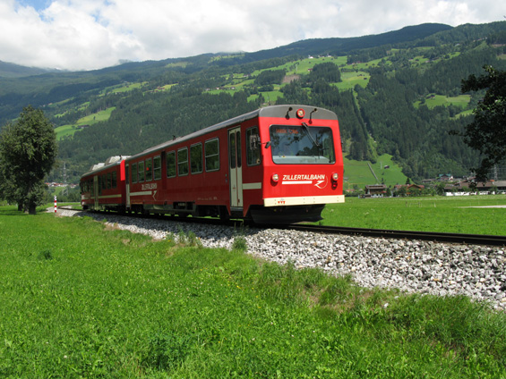 Úzkorozchodná železnice Zillertalbahn pojmenovaná podle údolí, kterým projíždí, má délku 32 km, rozchod 760 mm a jezdí na ní tyto èásteènì nízkopodlažní jednotky. Samozøejmostí jsou i pravidelné jízdy historickými soupravami. Úzkokolejka se napojuje na celostátní železnici ve stanici Jenbach.