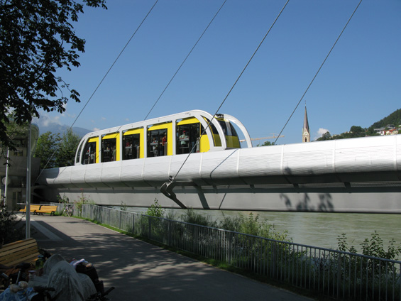 Lanovka Hungerburgbahn má dva vozy, jeden modrý a druhý žlutý. Vozy mají kabinu složenou z nìkolika segmentù, které jsou nezávisle zavìšeny na rámu vozidla a umožòují mìnit sklon bìhem cesty.