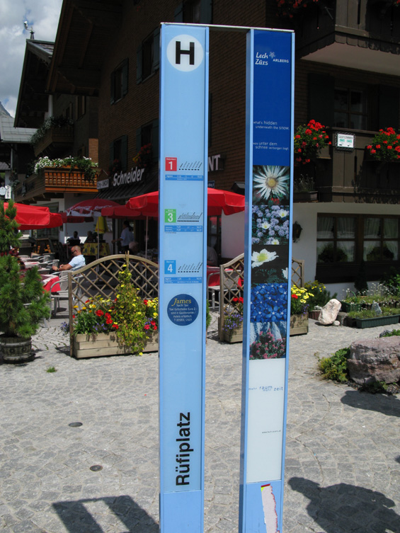 Zastávkový oznaèník místní dopravy v horském letovisku Lech. Autobusy jsou využívány pøedevším turisty pro zkrácení cesty na nìkterý z okolních kopcù.