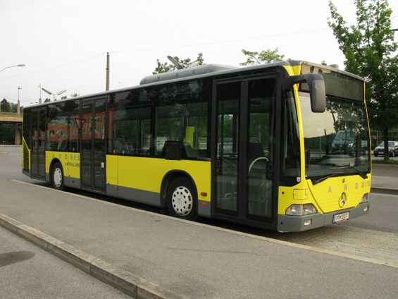 Žlutý pøímìstský autobus v Bregenzu, hlavním mìstì spolkové zemì Vorarlberg. Integrovaná doprava VVV se vyznaèuje jednotným nátìrem i oznaèením autobusù a vlakù podle typu linek.