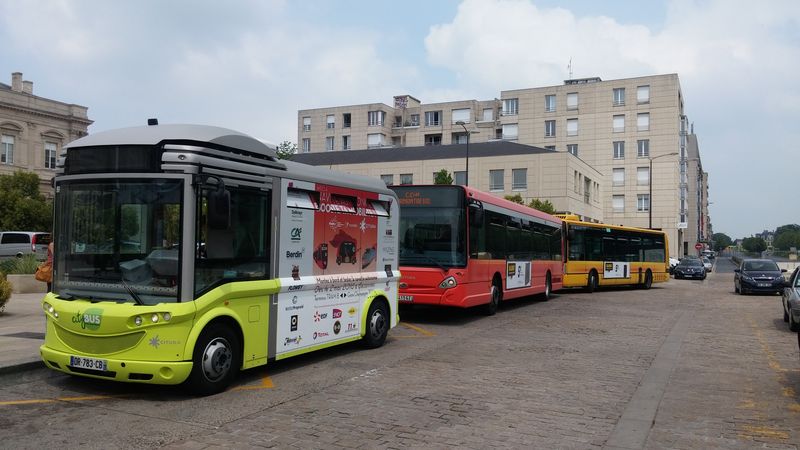 Kromì bìžných mìstských autobusù je u vlakového nádraží ukonèena i minibusová linka C, která projíždí úzkými ulièkami centra a jezdí na ní tyto minielektrobusy. Interval je cca 20 minut.