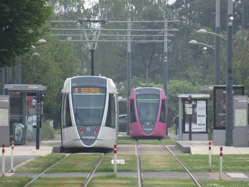 Stejné tramvaje rùzných barev se støídají na kolejovém pøejezdu na koneèné linky A „Hopital Debré“. Všechny koneèné jsou ve formì kolejového pøejezdu. Jediná vozovna se nachází na spojovací trati linky B mezi Remeší a nádražím TGV.