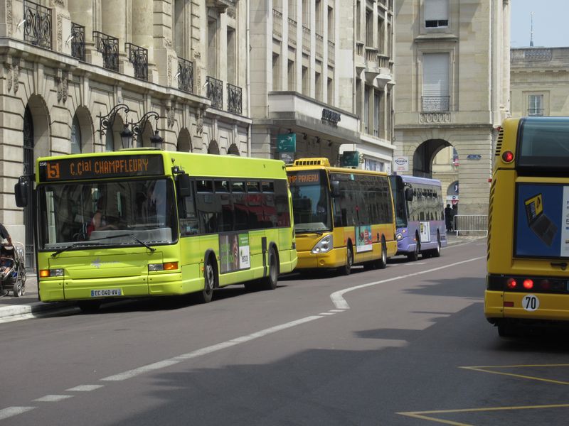 Pestrobarevné autobusy místního dopravního podniku na centrální zastávce Opéra. Typicky francouzský vozový park sestává z výrobkù Iveco (døíve Irisbus, ještì døíve Renault) a Heuliez.
