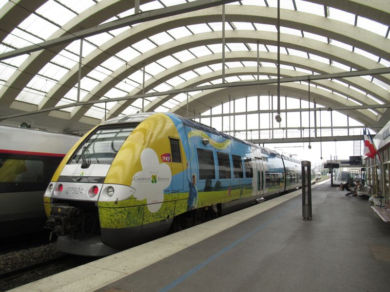 Barevný regionální motorový vlak kraje Champagne – Ardenne na hlavním nádraží v centru Remeše.