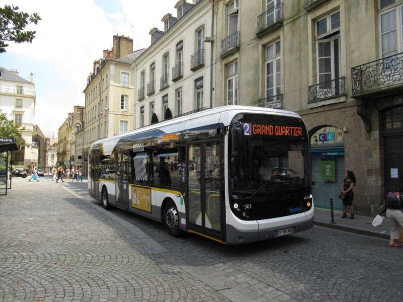 Na lince 12, která projíždí také køivolakými ulièkami historického centra Rennes, jezdí také 3 francouzské dvanáctimetrové elektrobusy Bolloré Bluebus, které jsou již hojnì používány napøíklad v Paøíži.