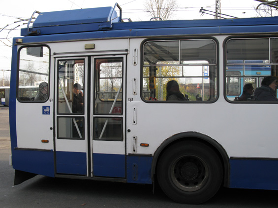 Atypický vzhled dveøí je možné vidìt u nìkterých trolejbusù Škoda 14Tr. Tyrkysový nátìr už také pomalu ustupuje novému jednotnému modrobílému schématu.