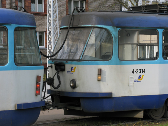 I tramvaje T3 jsou spolu spøaženy dlohodobì - podle toho také vypadá pøední èelo zadního vozu soupravy...