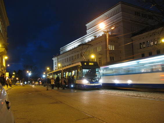 Škoda 15T v modrobílém rižském nátìru v jedné z mála zastávek v centru mìsta. Bezbariérové tramvaje zastavují nezøídka u bariérových zastávek.
