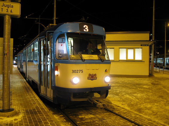 I po dodávce nových èeských tramvají 15T je modernizovaná T3 stále nejèastìjším typem tramvaje v Rize. Tyto tramvaje stále používají pro odbìr proudu tyèový sbìraè.